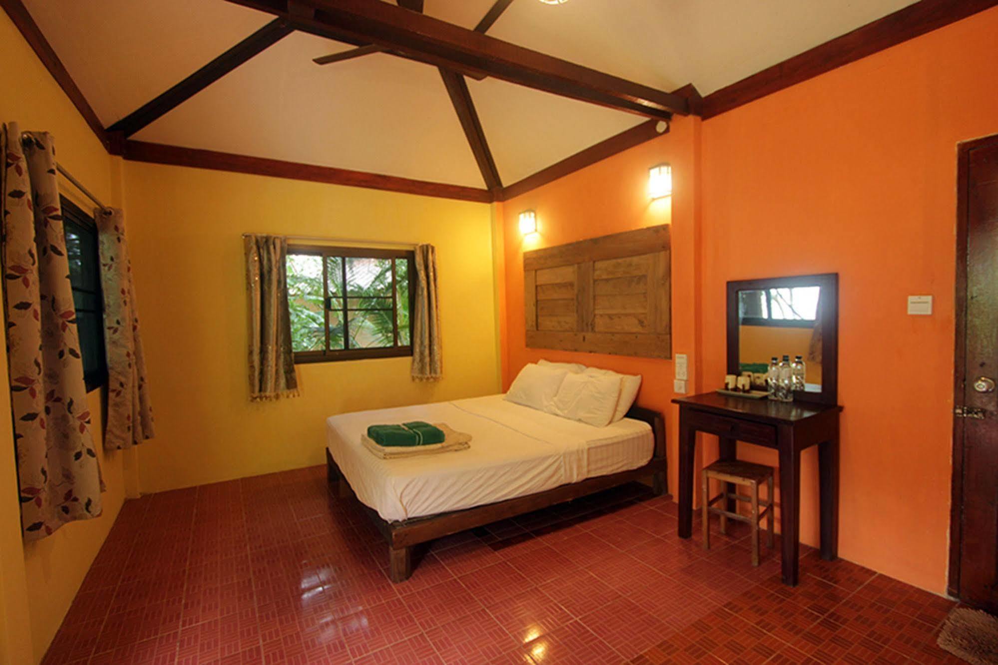 Chomjan Resort Koh Phayam Exterior photo